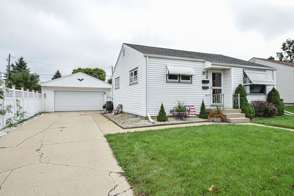 4726 S  7th St, Milwaukee, WI 53221