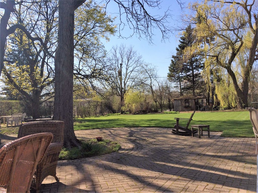2611 Woodland Dr, Northbrook, IL 60062