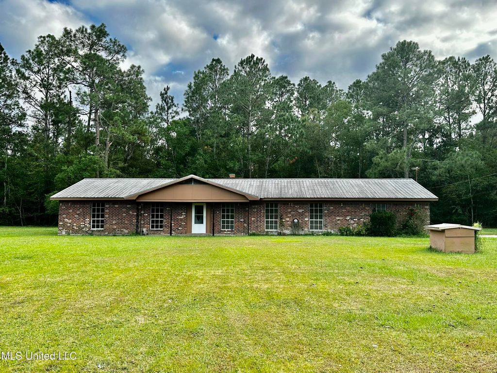 8536 Augusta Rd, Moss Point, MS 39562