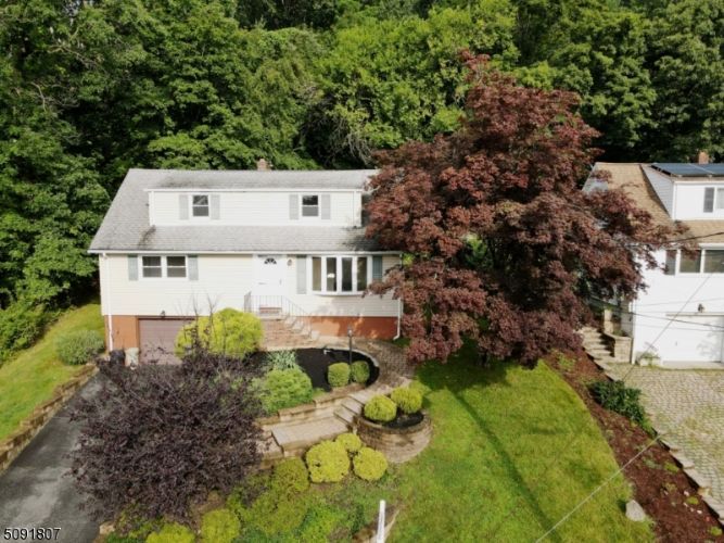 24 Cresthill Rd, Verona, NJ 07044