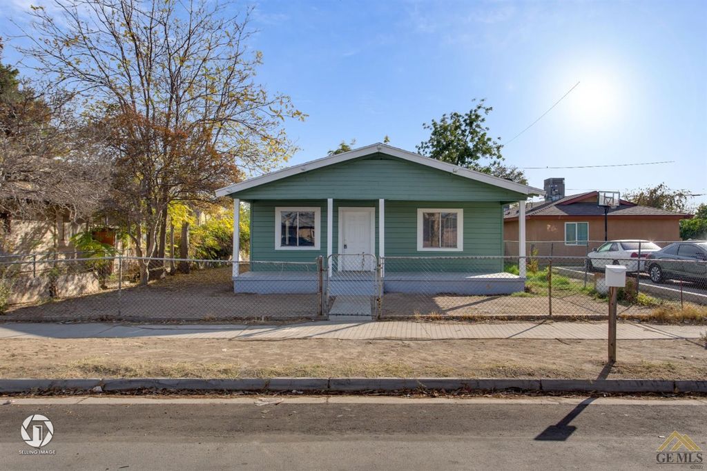 925 Eureka St, Bakersfield, CA 93305
