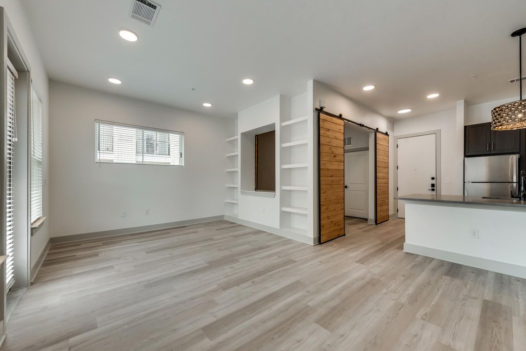 200 N Bishop Ave, Dallas, TX 75208