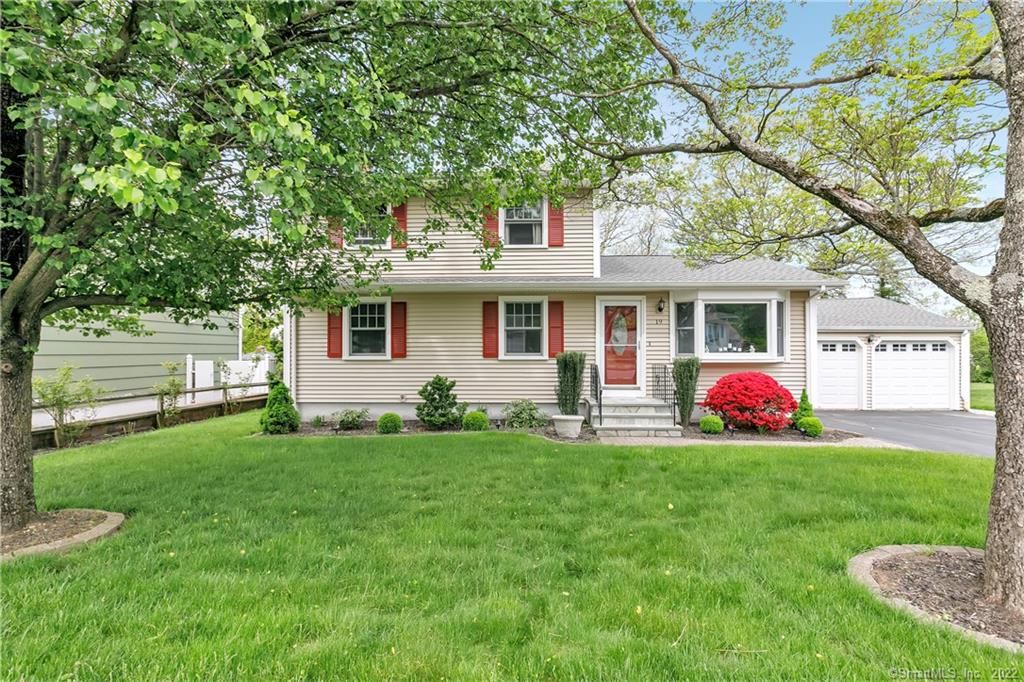 19 Iannotti Ln, Derby, CT 06418