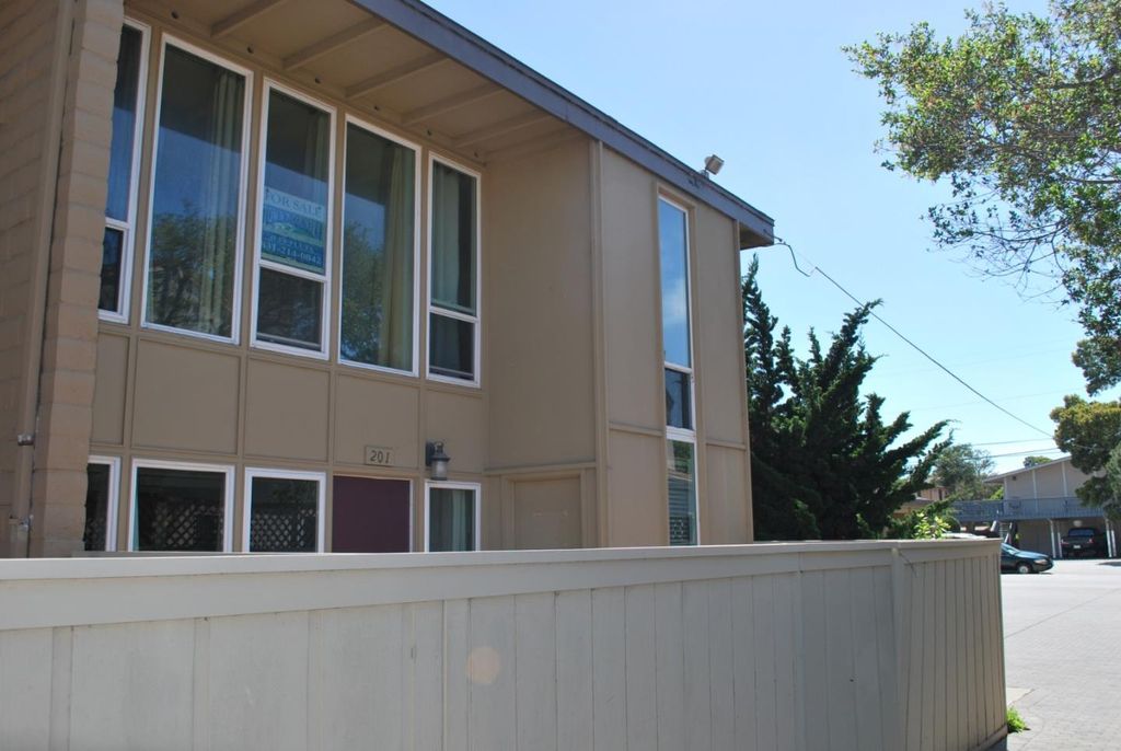 451 Dela Vina Ave #201, Monterey, CA 93940