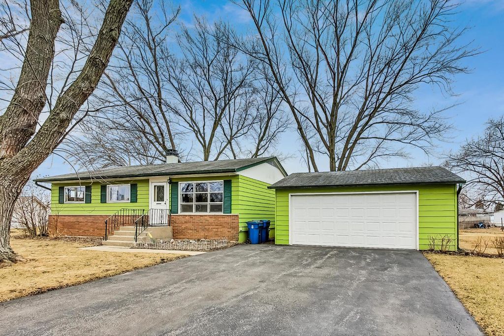 9N510 Irwin Dr, Elgin, IL 60123