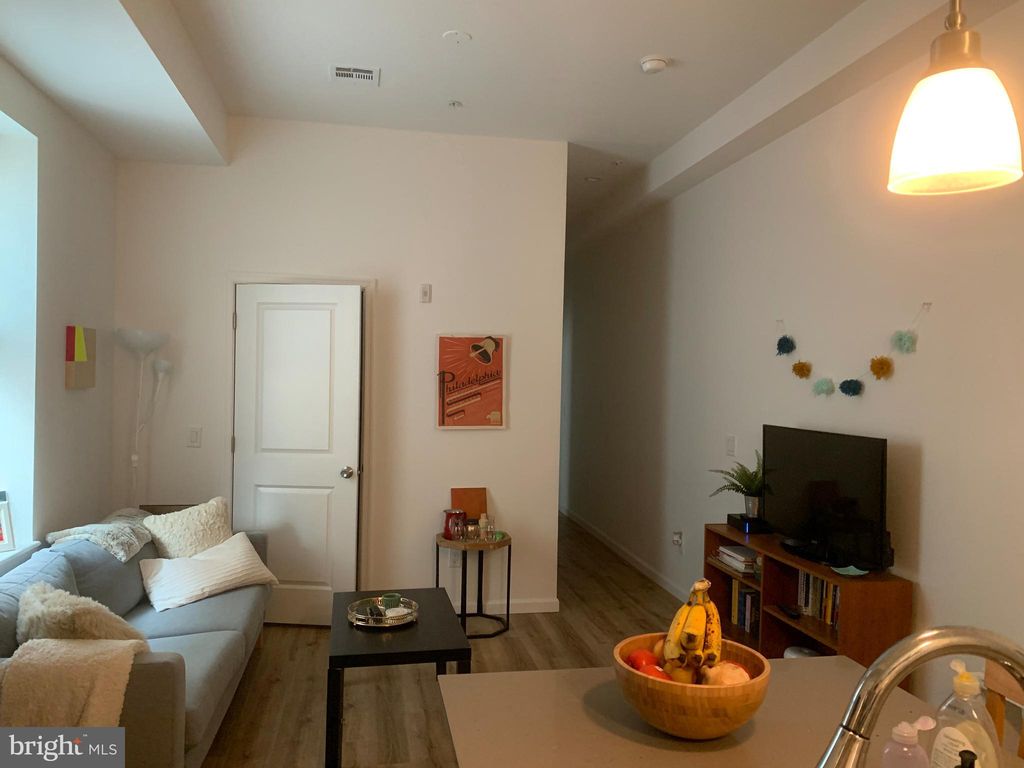 737 S 4th St #2A, Philadelphia, PA 19147