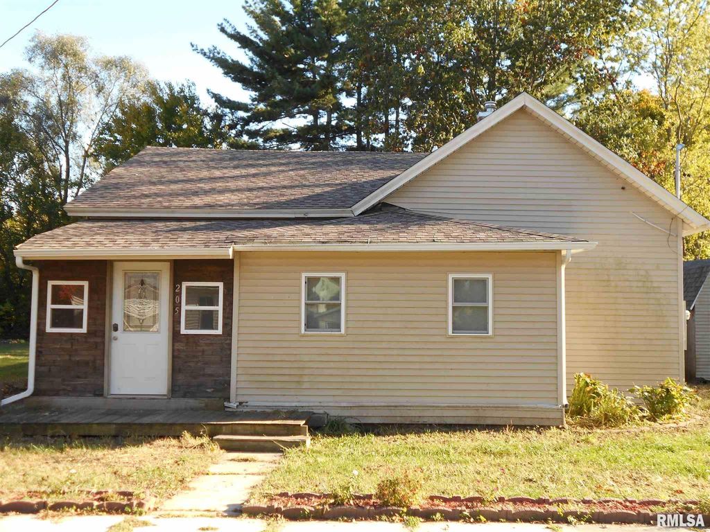 205 W South St, Colchester, IL 62326