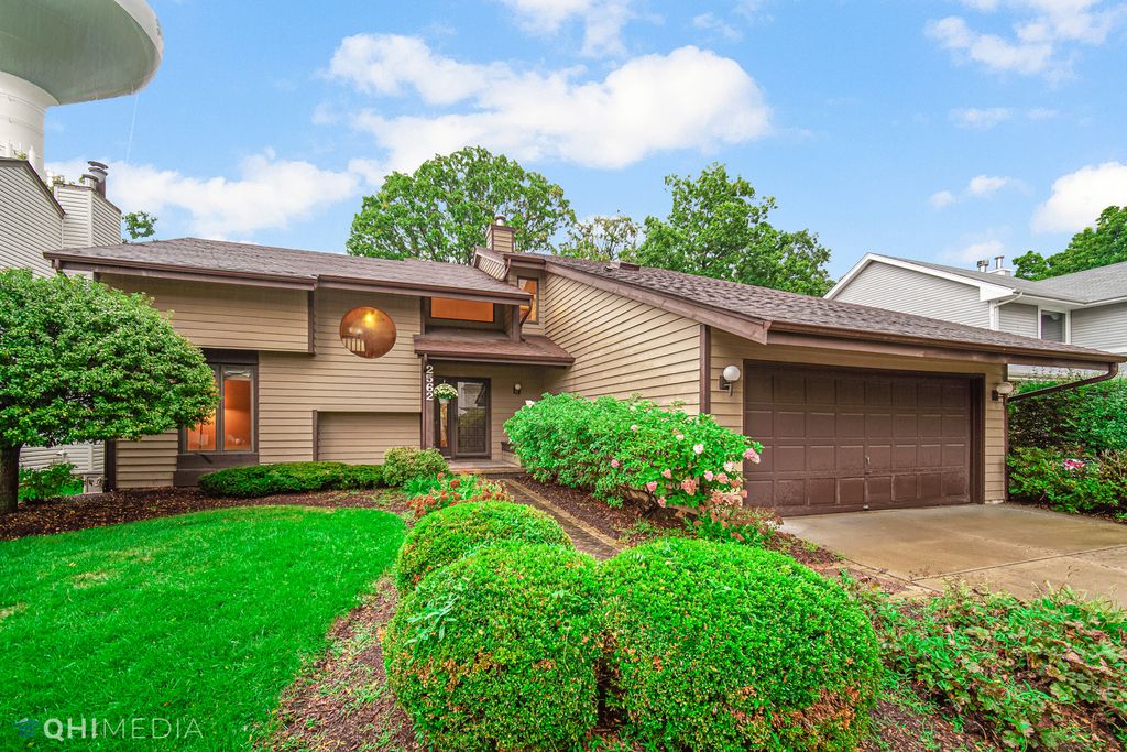 2562 Woodcliff Ct, Lisle, IL 60532