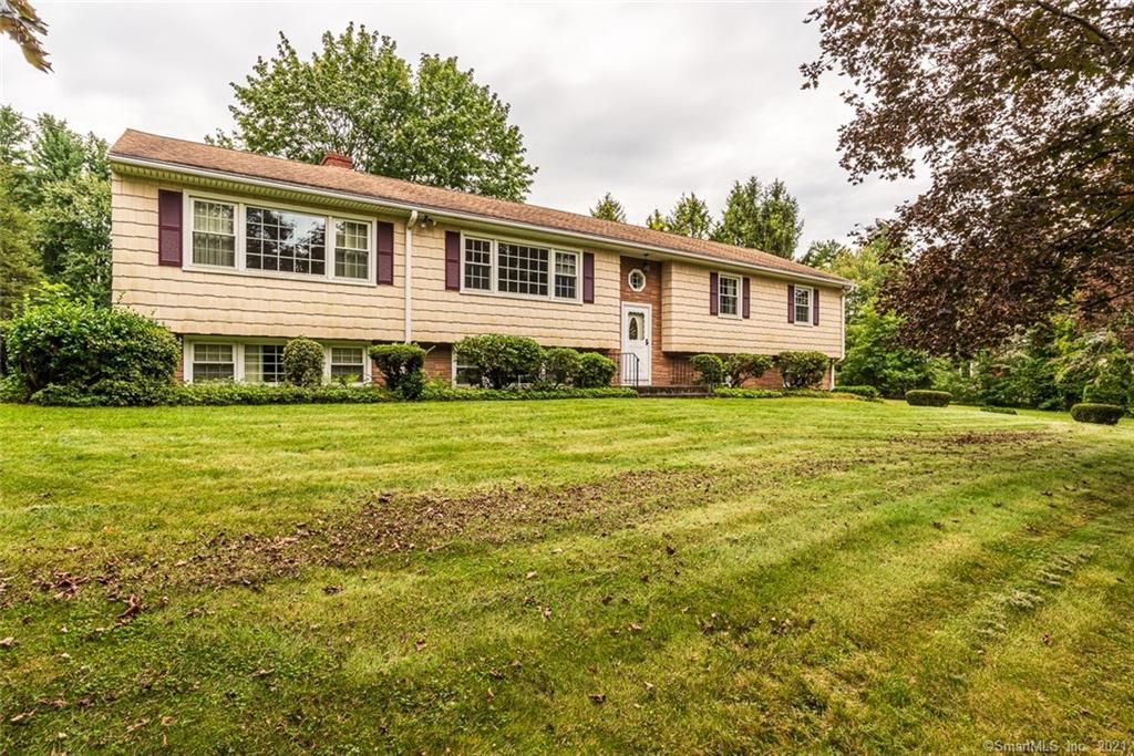 11 Barnswallow Dr, Trumbull, CT 06611