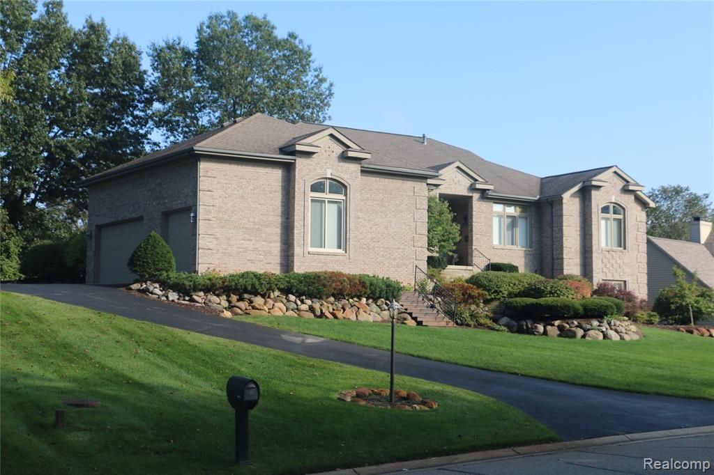 9833 Rolling Greens Dr, Pinckney, MI 48169