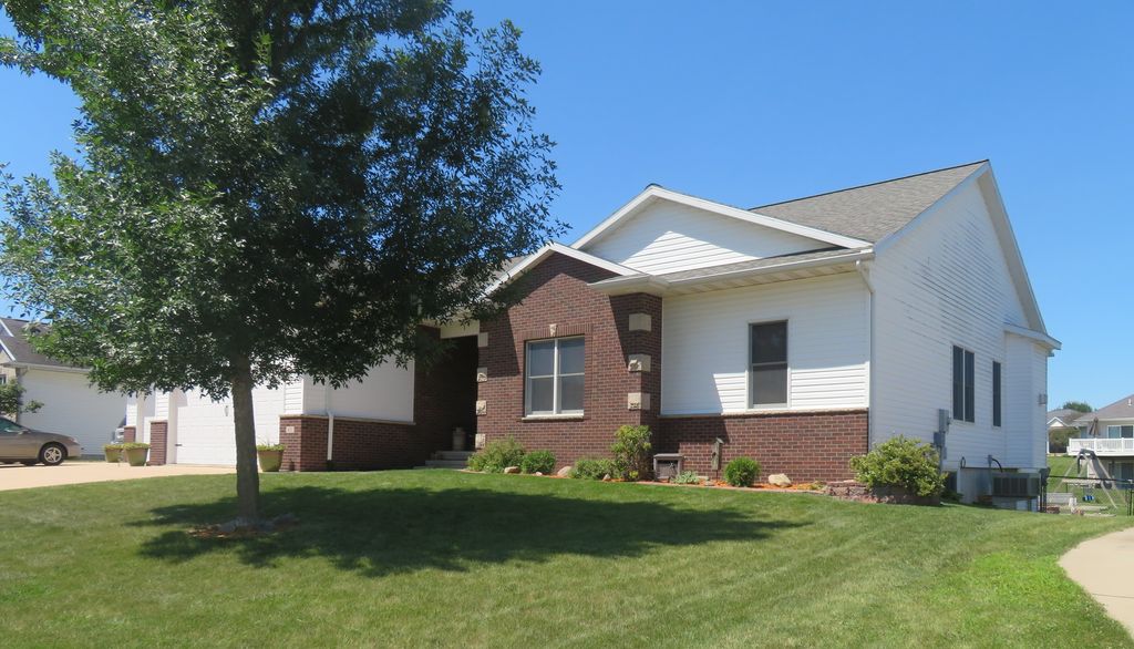 455 Sunset Dr, Fairfax, IA 52228