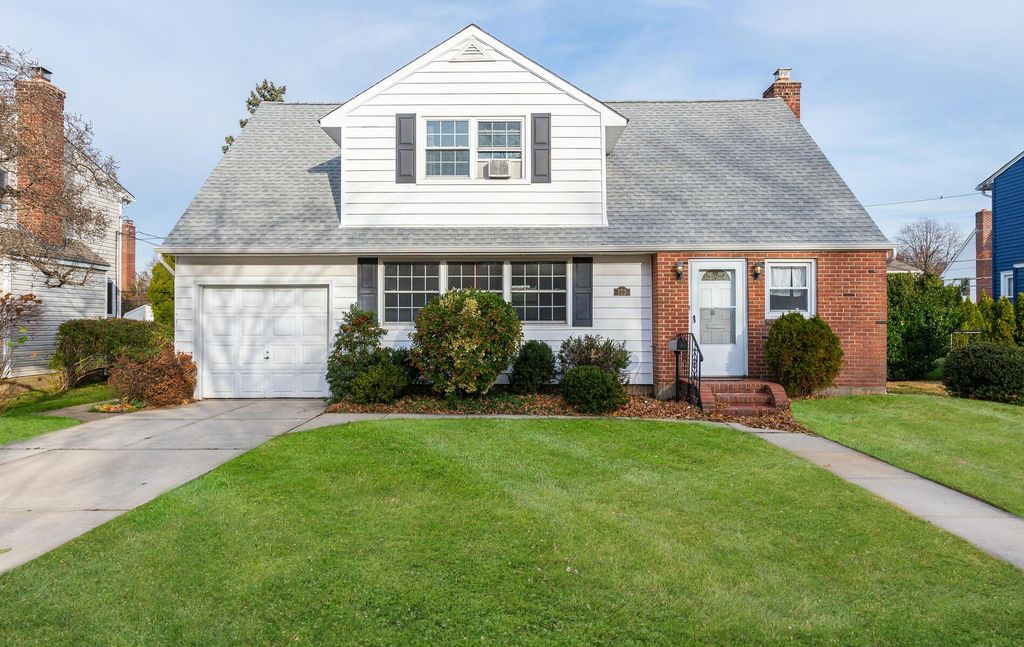 173 Meadow St, Garden City, NY 11530 See Est. Value, Schools & More