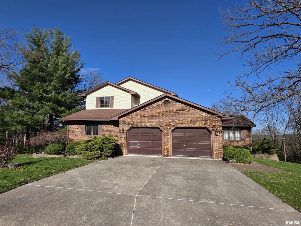 14098 Aspen Dr, Carlinville, IL 62626
