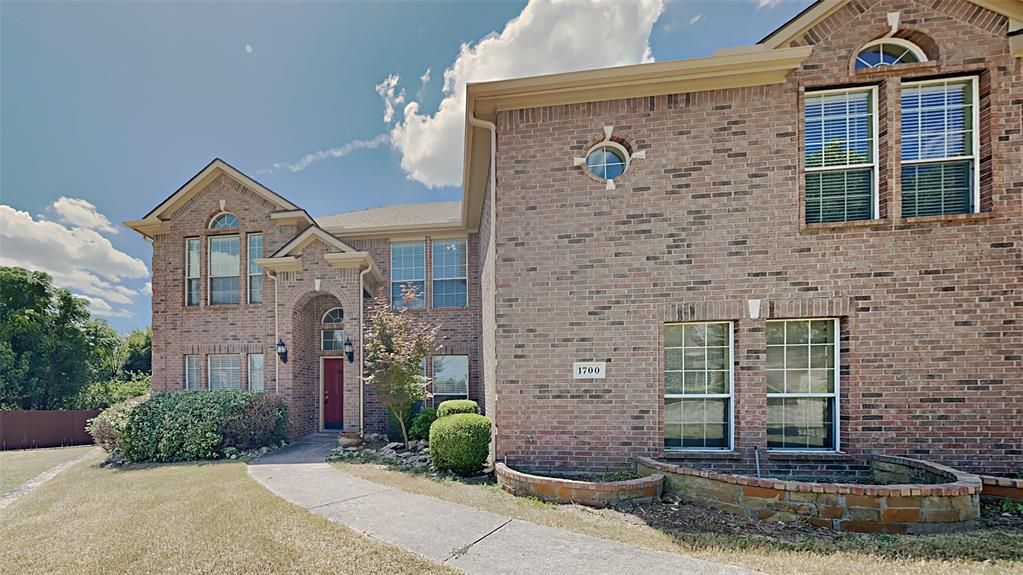 1700 Running River Dr, Desoto, TX 75115
