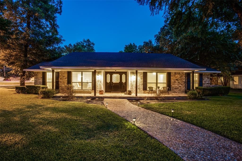 1049 Forest Grove Dr, Dallas, TX 75218