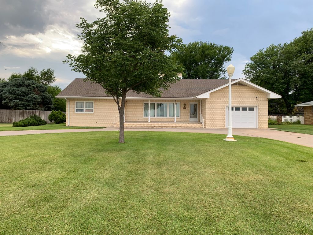 209 N Main St, Hugoton, KS 67951 Trulia