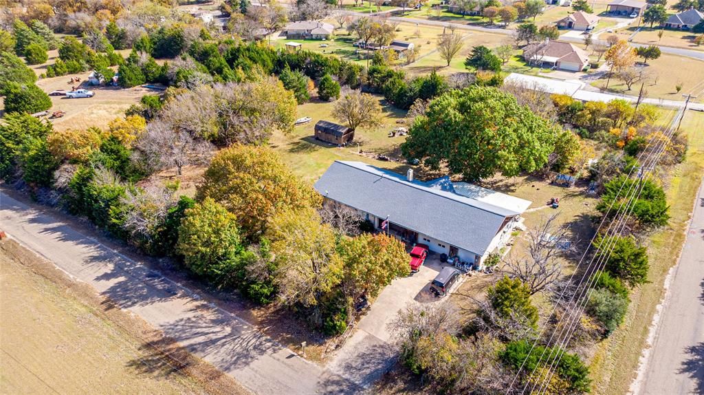 100 Lakecrest Ct, Waxahachie, TX 75165