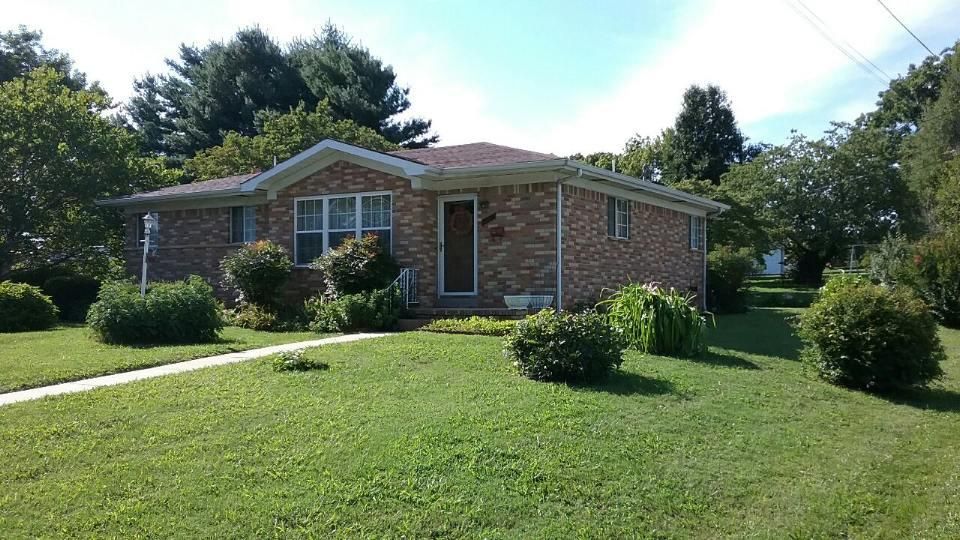 206 E University St, Livingston, TN 2 Bed, 2 Bath SingleFamily Home