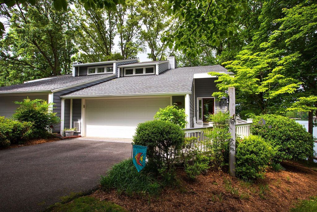 454 Anchor Dr #B, Moneta, VA 24121