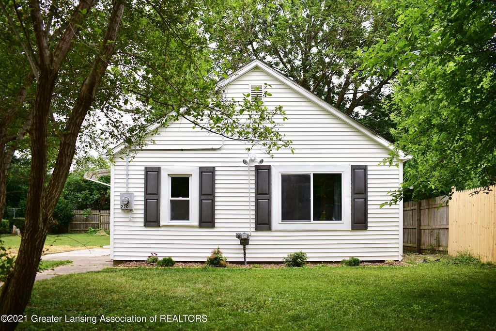 220 Paris Ave, Lansing, MI 48910