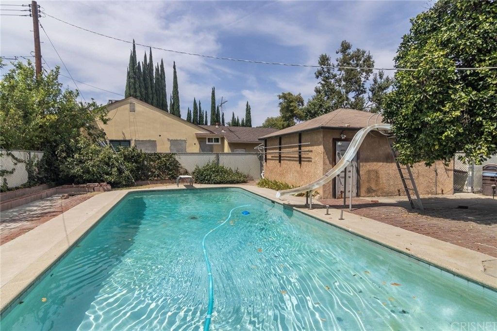 18135 Strathern St, Reseda, CA 91335