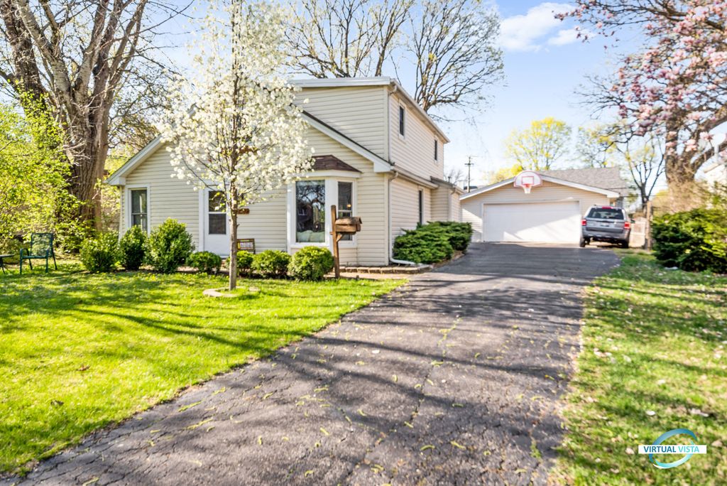 1902 Burlington Ave, Lisle, IL 60532