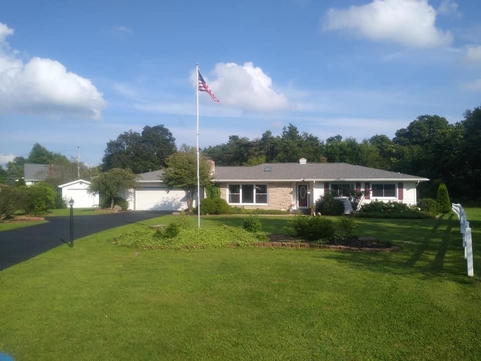 455 Greenbriar Pl, Jonesville, MI 49250