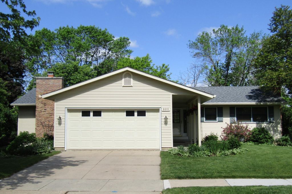 2011 Telemark Ln NW, Rochester, MN 55901