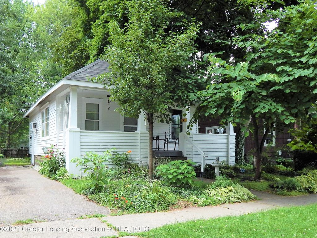 654 Woodlawn Ave, Owosso, MI 48867