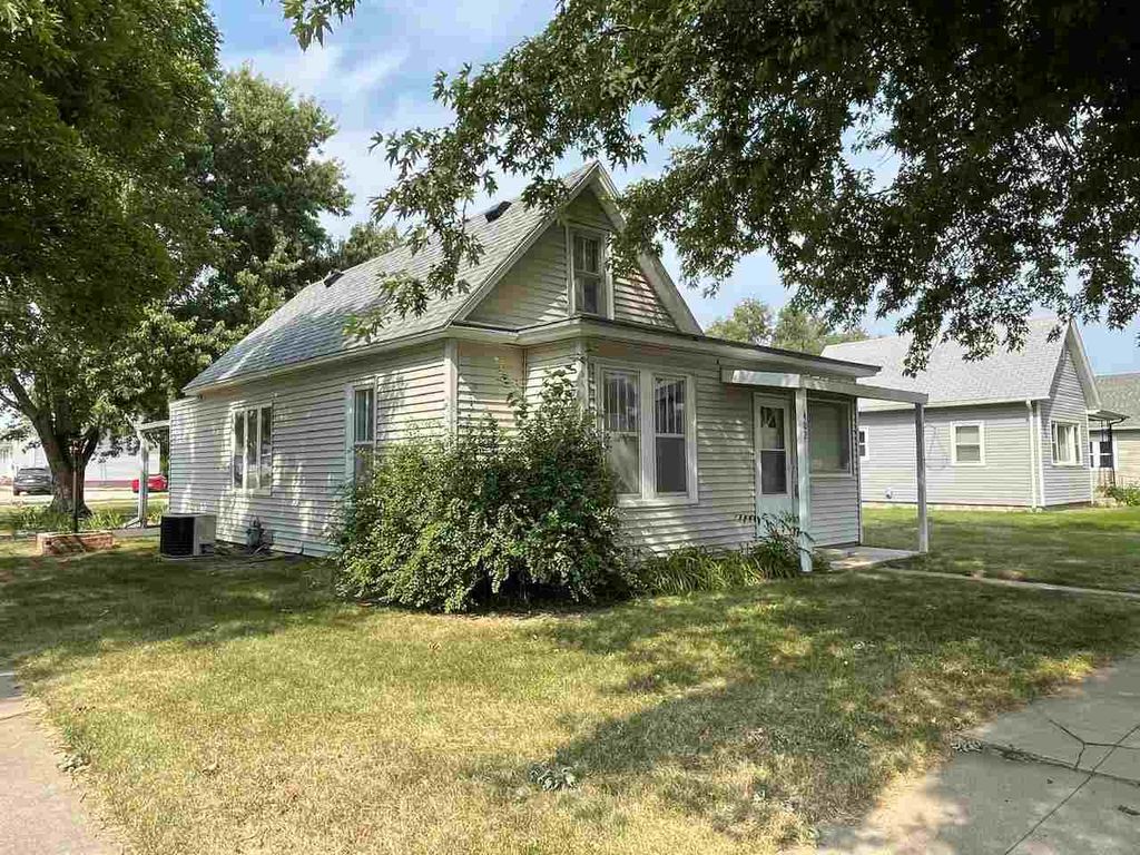 402 E 28th St, Kearney, NE 68847