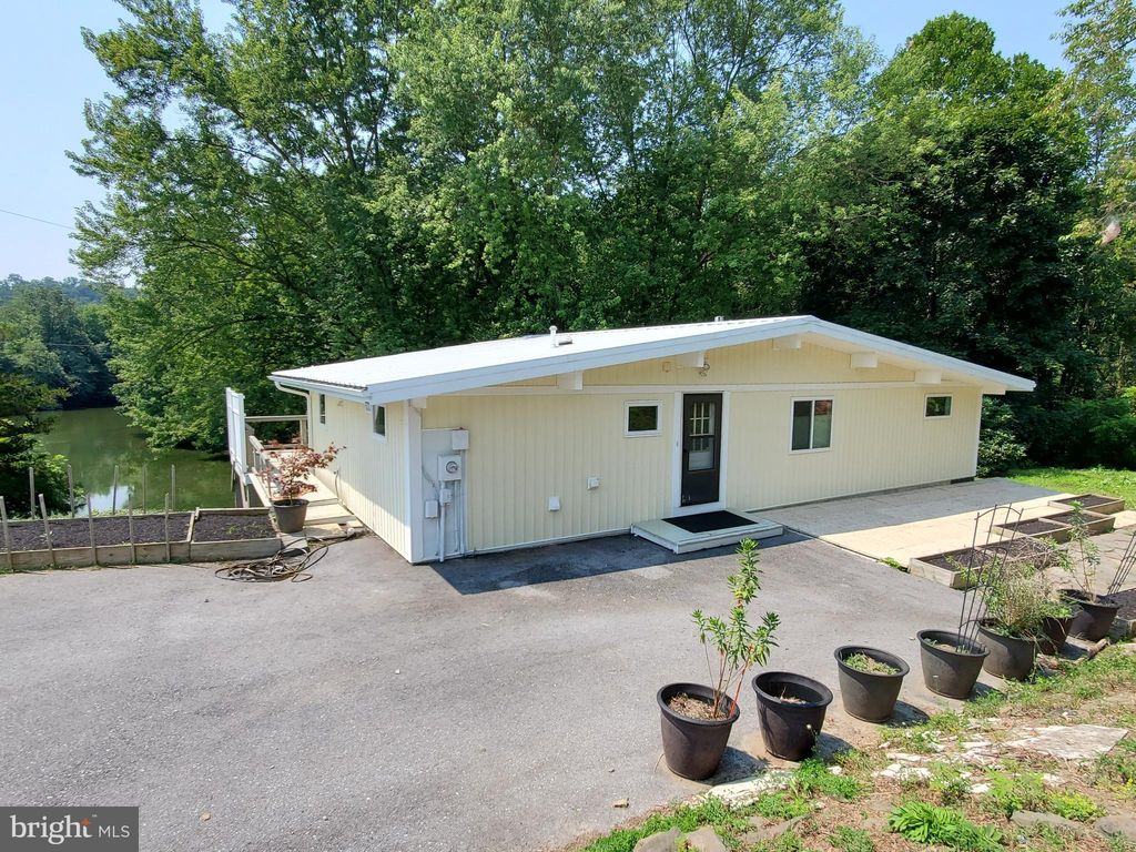 573 N Shore Dr, Lenhartsville, PA 19534