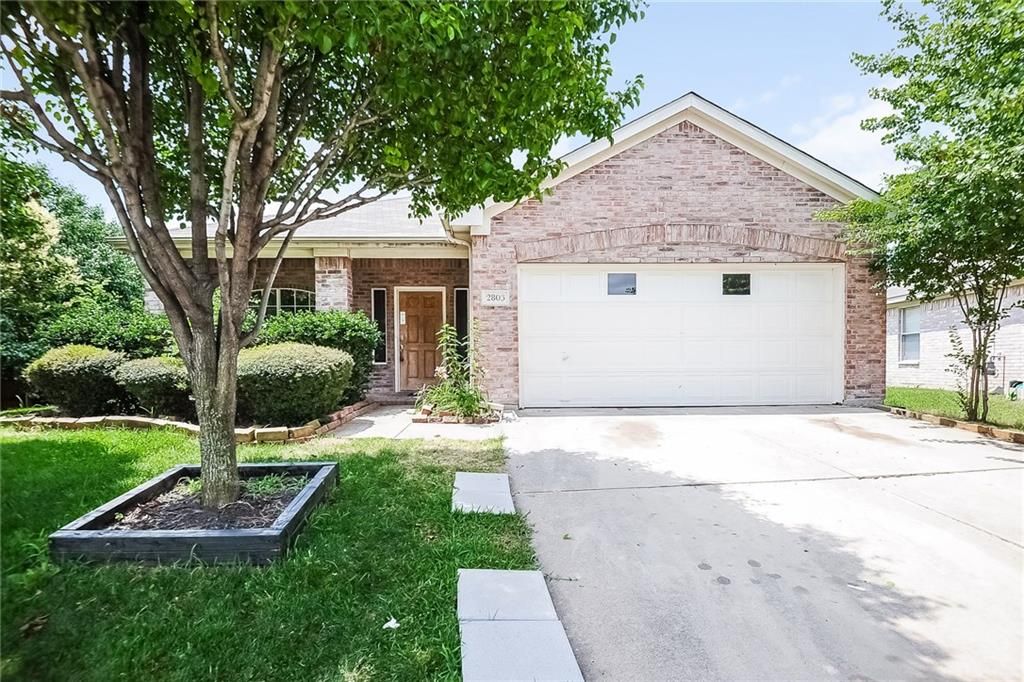 2803 N Hampton Dr, Grand Prairie, TX 75052