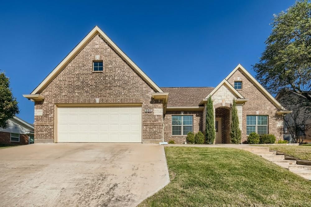 321 Somerset Cir, Bedford, TX 76022