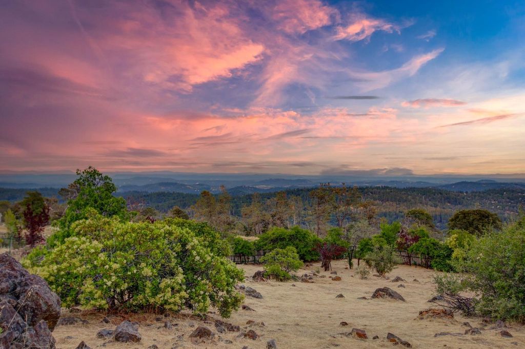 17961 Satellite Dr, Grass Valley, CA 95949