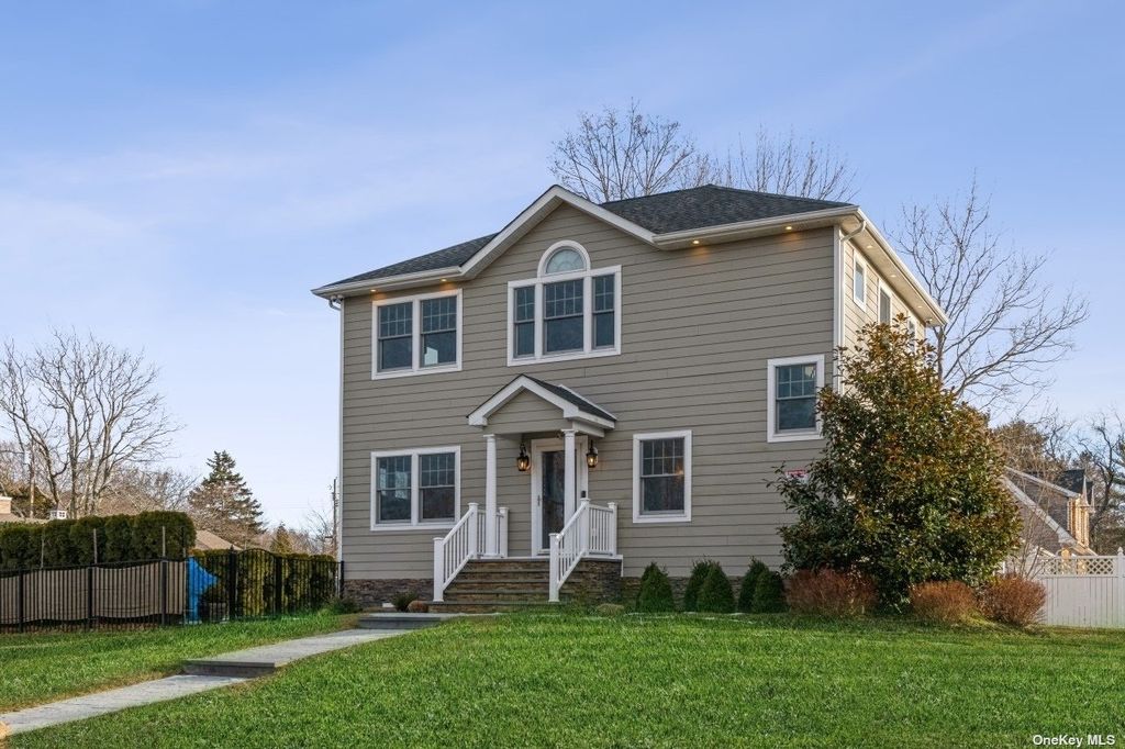 300 Fiddler Ln, Greenport, NY 11944