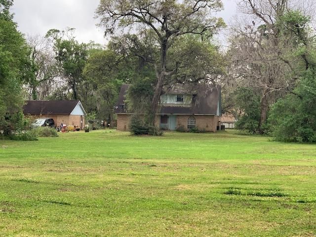 2319 Oakwood Dr, Lake Jackson, TX 77566