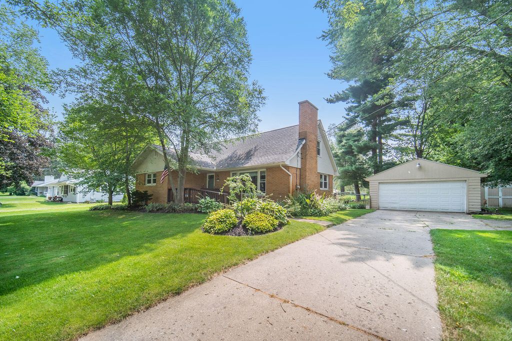 6039 Riverside Dr, Jackson, MI 49201