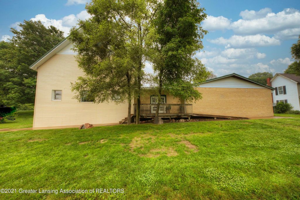 1005 Decamp Rd, Leslie, MI 49251