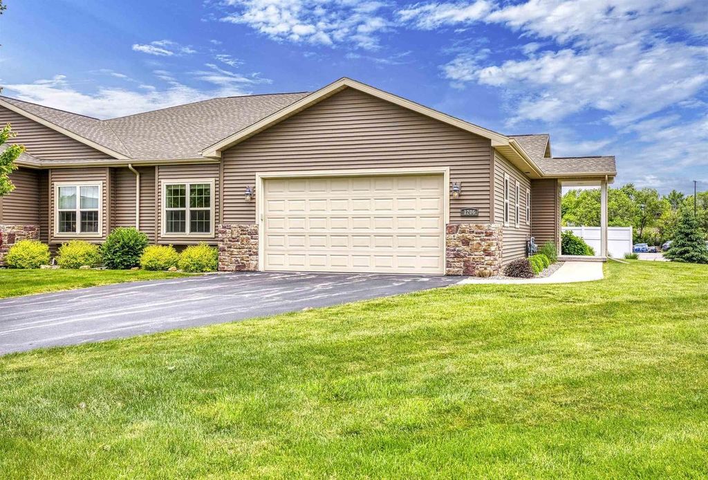 1206 CAMERON CIRCLE, Neenah, WI 54956