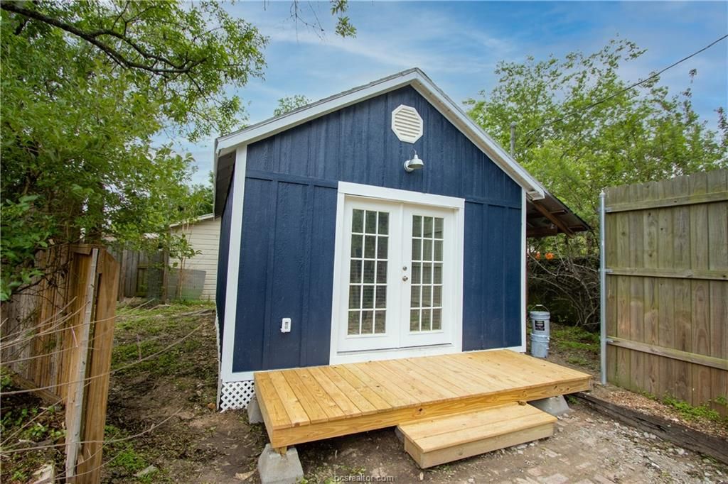 1207 E 26th St, Bryan, TX 77803