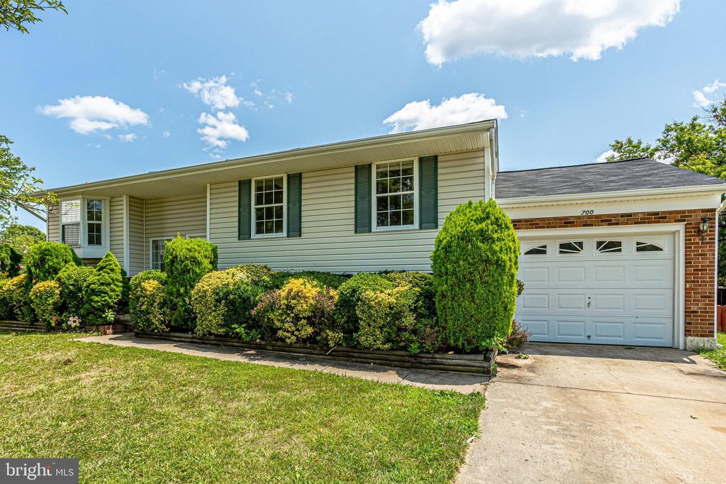 700 Gentle Breeze Ct, Herndon, VA 20170