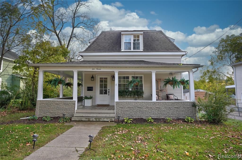 611 W Silver Lake Rd, Fenton, MI 48430