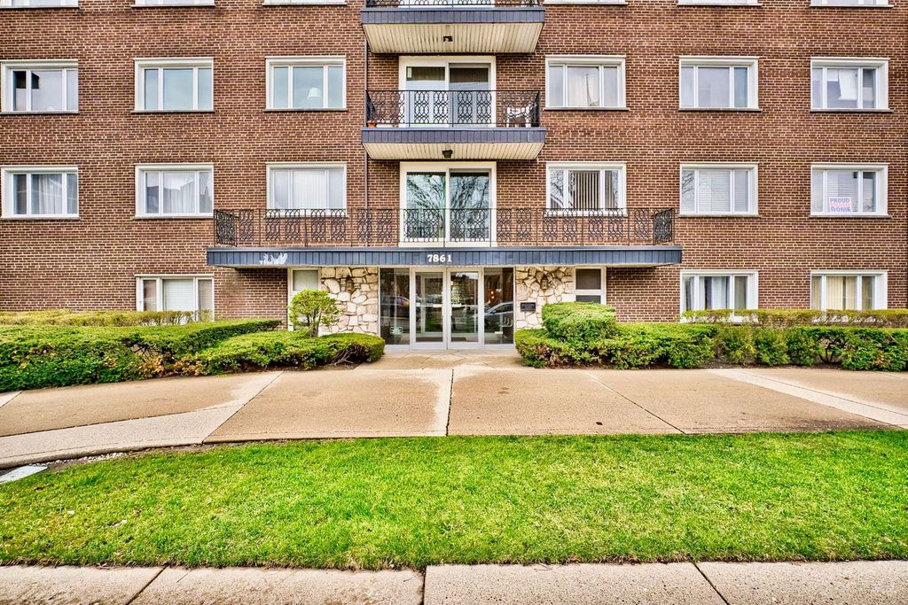 7861 Niles Center Rd #303, Skokie, IL 60077