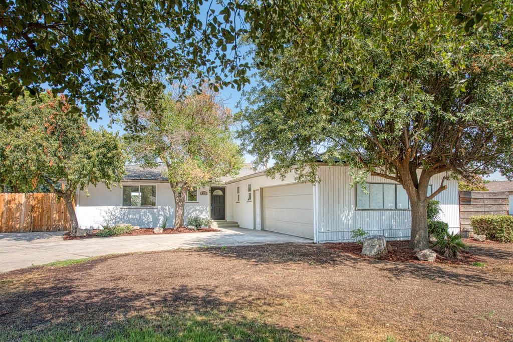 592 E Keats Ave, Fresno, CA 93710
