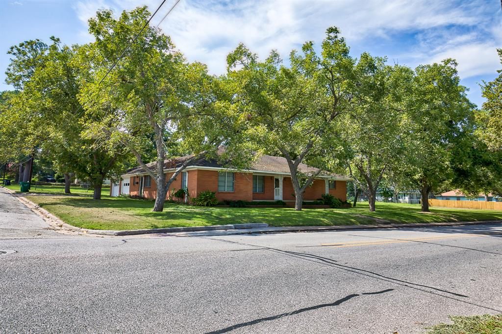 805 Sycamore St, Brenham, TX 77833
