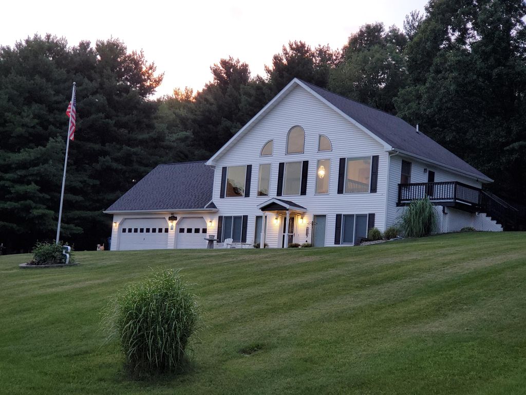 2070 Blackmer Dr, Jonesville, MI 49250