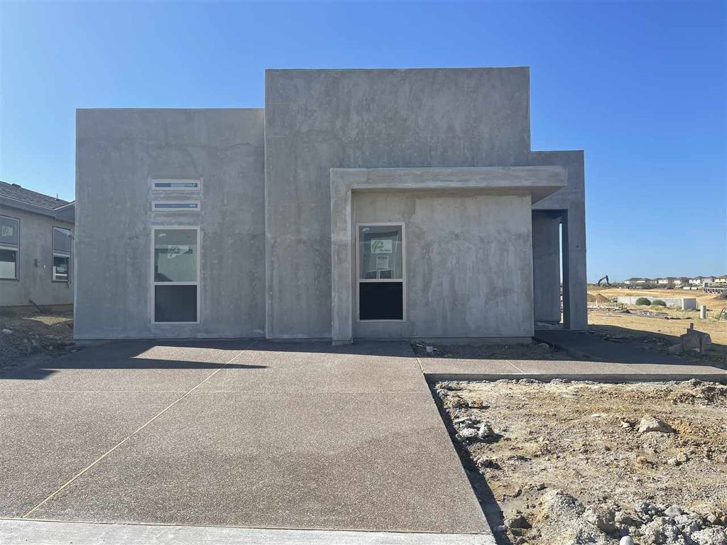 1607 Bacalar Dr, Laredo, TX 78046
