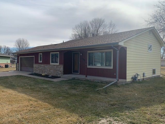 805 Maplewood Ave, Hastings, NE 68901