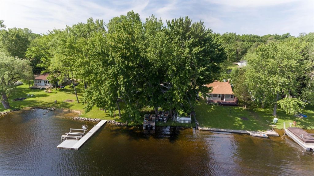 14038 Edgewater Dr, Gregory, MI 48137