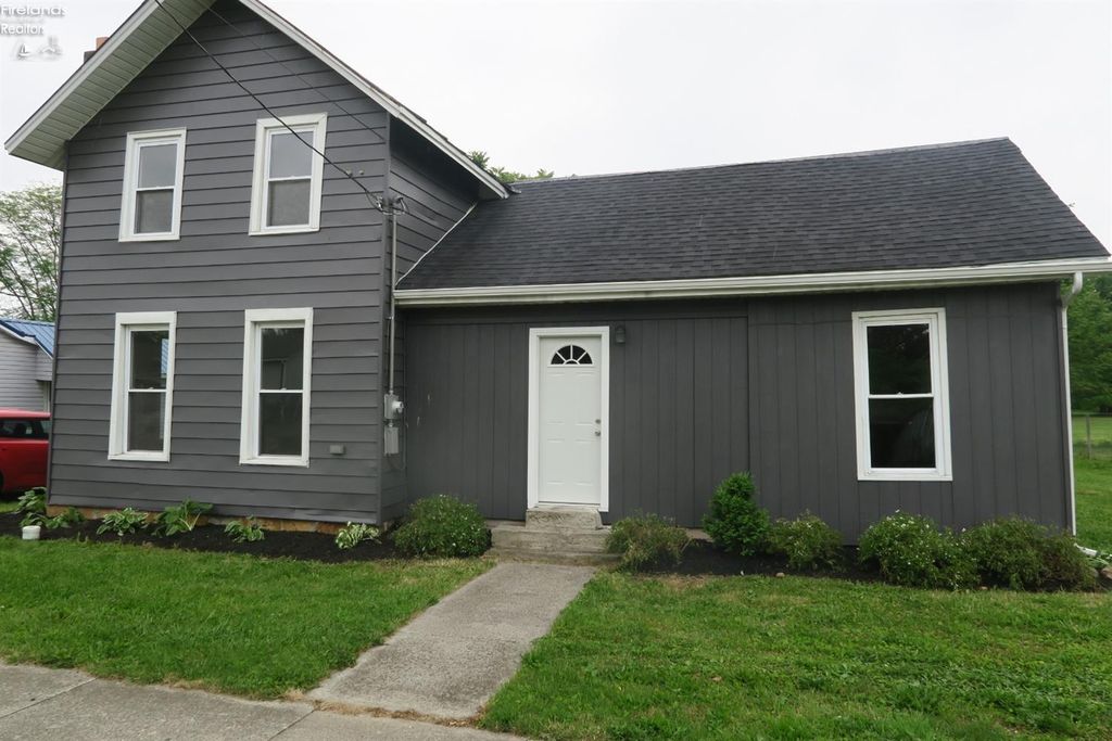 114 N Main St, New London, OH 44851
